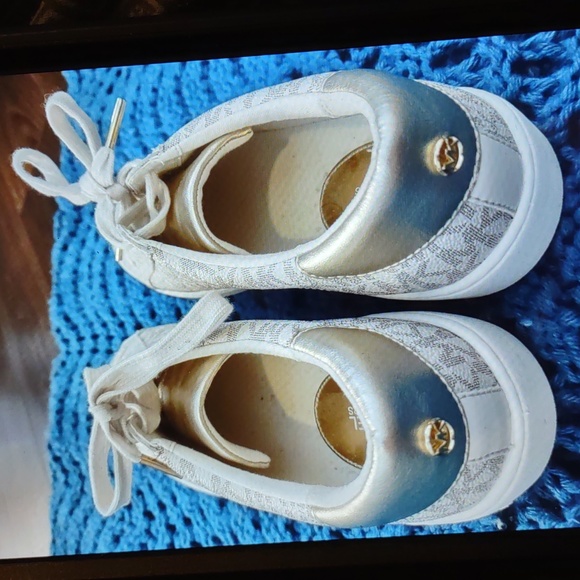 EUC Michael Kors Ivory/ Gold 9 M Women’s Sneakers - Picture 4 of 6